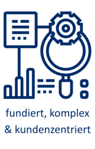 Das Bild setzt sich aus unterschiedlichen Grafiken zusammen. Links unten ist ein Balkendiagramm zu sehen. Von dort aus führt ein senkrechter Strich zu einem Blatt Papier, auf dem Notizen stehen. Von dort führt ein waagerechter Strich zu einem Zahnrad, das über einer großen Lupe angeordnet ist. Unter dem Bild steht
